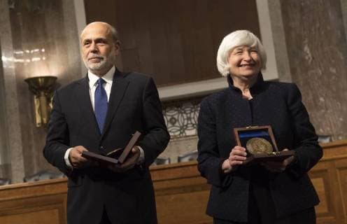 Themen der Woche Bilder des Tages Federal Reserve Chair Janet Yellen and former Chair Ben Bernanke receive the Paul H. Douglas Award for Ethics in Government during a ceremony on Capitol Hill in Washington, D.C. on November 7, 2017. The award, presented by the University of Illinois, highlights individuals who embody strong ethical behavior.  WAP20171107343 KEVINxDIETSCH