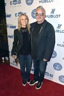 Mark Mothersbaugh Devo with Wife Anita Greenspan at the premeire the Hulu Documentation Obey Giant in Theatre AT Ace Hotel Los Angeles 07 11 2017 Foto:xD.xStarbuckx xFuturexImage