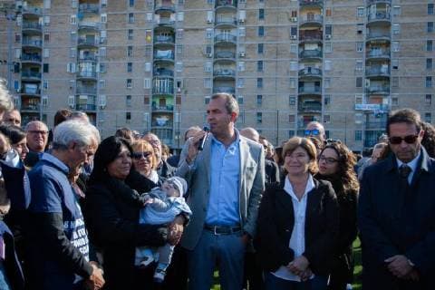 Fußballplatz in Stadtteil Neaples wird Mafia-Opfer gewidmet November 8, 2017 - Scampia, Naples, Italy - Mayor Luigi de Magistris, Scampia, ready for the football field dedicated to Antonio Landieri, innocent victim of the clans, Naples, Italy November on 08,2017 Scampia Italy  - ZUMAn230 20171108_zaa_n230_155 Copyright: xPaoloxManzox