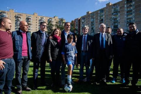 Fußballplatz in Stadtteil Neaples wird Mafia-Opfer gewidmet November 8, 2017 - Scampia, Naples, Italy - photo family, mayor Luigi De Magistris, Scampia, ready for the football field dedicated to Antonio Landieri, innocent victim of the clans, Naples, Italy November on 08,2017 Scampia Italy - ZUMAn230 20171108_zaa_n230_167 Copyright: xPaoloxManzox