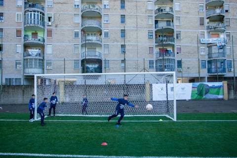 Fußballplatz in Stadtteil Neaples wird Mafia-Opfer gewidmet November 8, 2017 - Scampia, Naples, Italy - Scampia, ready for the football field dedicated to Antonio Landieri, innocent victim of the clans, Naples, Italy November on 08,2017 Scampia Italy  - ZUMAn230 20171108_zaa_n230_163 Copyright: xPaoloxManzox