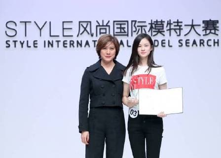 (171108) -- BEIJING, Nov. 8, 2017 -- The first prize winner Wang Xixuan (R) poses for photo at the awarding ceremony of the Style International Model Search in Beijing, capital of China, Nov. 8, 2017. Seventeen-year-old contestant Wang Xixuan from central China s Hubei Province won the championship. ) (mp) CHINA-BEIJING-MODEL SEARCH (CN) ChenxJianli 