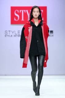 (171108) -- BEIJING, Nov. 8, 2017 -- A contestant demonstrates a creation during the final of the Style International Model Search in Beijing, capital of China, Nov. 8, 2017. Seventeen-year-old contestant Wang Xixuan from central China s Hubei Province won the championship. ) (mp) CHINA-BEIJING-MODEL SEARCH (CN) ChenxJianli 