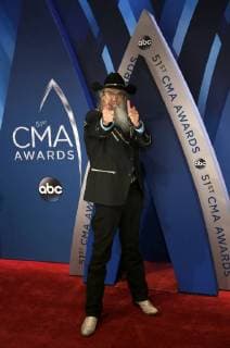 Si Robertson poses on the red carpet as he arrive for the 51st Annual Country Music Association Awards on November 8, 2017 at the Bridgestone Arena in Nashville.  NAS20171108101 JOHNxSOMMERSxII