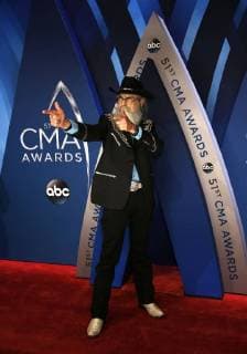 Si Robertson poses on the red carpet as he arrive for the 51st Annual Country Music Association Awards on November 8, 2017 at the Bridgestone Arena in Nashville.  NAS20171108102 JOHNxSOMMERSxII