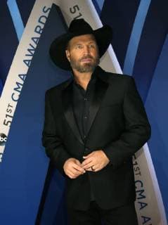 Garth Brooks walks the red carpet as he arrives for the 51st Annual Country Music Association Awards on November 8, 2017 at the Bridgestone Arena in Nashville.  NAS20171108151 JOHNxSOMMERSxII