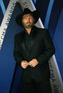 Garth Brooks walks the red carpet as he arrives for the 51st Annual Country Music Association Awards on November 8, 2017 at the Bridgestone Arena in Nashville.  NAS20171108152 JOHNxSOMMERSxII