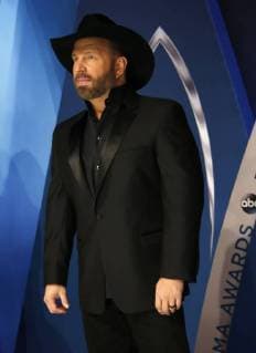 Garth Brooks walks the red carpet as he arrives for the 51st Annual Country Music Association Awards on November 8, 2017 at the Bridgestone Arena in Nashville.  NAS20171108153 JOHNxSOMMERSxII