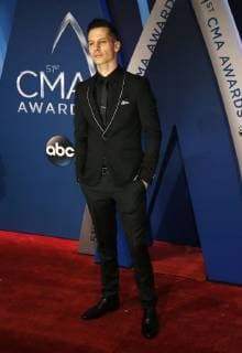 Devin Dawson arrives to the 51st Annual Country Music Association Awards on November 8, 2017 at the Bridgestone Arena in Nashville.  NAS20171108195 JOHNxSOMMERSxII