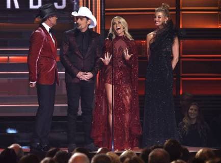 Tim McGraw (L) and Faith Hill (R) join hosts Carrie Underwood and Brad Paisley on stage during the 51st Annual Country Music Association Awards on November 8, 2017 at the Bridgestone Arena in Nashville.  NAS20171108218 JOHNxSOMMERSxII