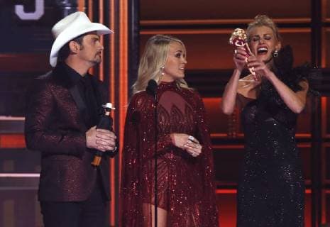 Faith Hill (R) joins hosts Carrie Underwood and Brad Paisley on stage during the 51st Annual Country Music Association Awards on November 8, 2017 at the Bridgestone Arena in Nashville.  NAS20171108219 JOHNxSOMMERSxII