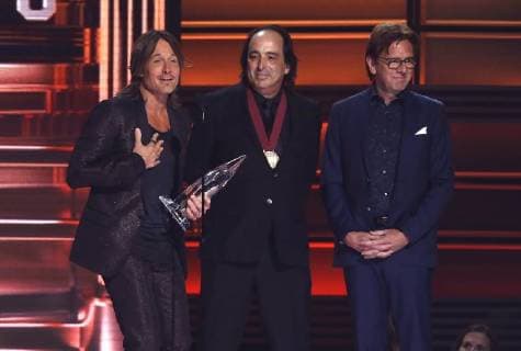 Bilder des Tages Keith Urban (L) wins Single of the Year for his song Blue Ain?t Your Color, onstage during the 51st Annual Country Music Association Awards on November 8, 2017 at the Bridgestone Arena in Nashville.  NAS20171108224 JOHNxSOMMERSxII