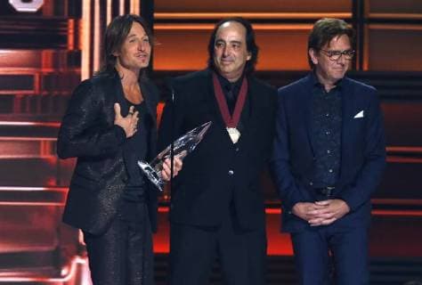 Keith Urban (L) wins Single of the Year for his song Blue Ain?t Your Color, onstage during the 51st Annual Country Music Association Awards on November 8, 2017 at the Bridgestone Arena in Nashville.  NAS20171108225 JOHNxSOMMERSxII