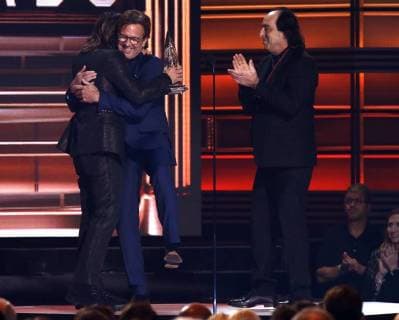 Keith Urban (L) wins Single of the Year for his song Blue Ain?t Your Color, onstage during the 51st Annual Country Music Association Awards on November 8, 2017 at the Bridgestone Arena in Nashville.  NAS20171108226 JOHNxSOMMERSxII