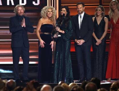 Bilder des Tages Little Big Town wins Song of the Year for their song Better Man, during the 51st Annual Country Music Association Awards on November 8, 2017 at the Bridgestone Arena in Nashville.  NAS20171108230 JOHNxSOMMERSxII