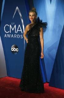 Faith Hill arrives for the 51st Annual Country Music Association Awards on November 8, 2017 at the Bridgestone Arena in Nashville.  NAS20171108251 JOHNxSOMMERSxII