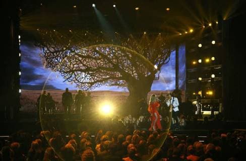 Faith Hill and Tim McGraw perform at the 51st Annual Country Music Association Awards on November 8, 2017 at the Bridgestone Arena in Nashville.  NAS20171108269 JOHNxSOMMERSxII