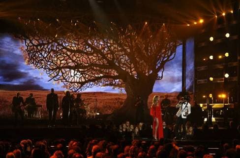Faith Hill and Tim McGraw perform at the 51st Annual Country Music Association Awards on November 8, 2017 at the Bridgestone Arena in Nashville.  NAS20171108270 JOHNxSOMMERSxII