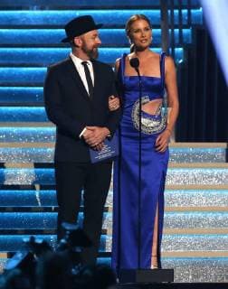 Sugarland on stage at the 51st Annual Country Music Association Awards on November 8, 2017 at the Bridgestone Arena in Nashville.  NAS20171108289 JOHNxSOMMERSxII