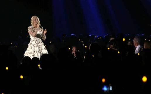 Bilder des Tages Carrie Underwood performs on stage at the 51st Annual Country Music Association Awards on November 8, 2017 at the Bridgestone Arena in Nashville.  NAS20171108300 JOHNxSOMMERSxII