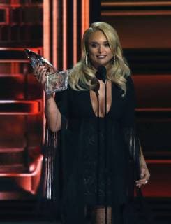 Miranda Lambert wins Female Vocalist of the Year at the 51st Annual Country Music Association Awards on November 8, 2017 at the Bridgestone Arena in Nashville.  NAS20171108317 JOHNxSOMMERSxII
