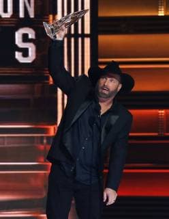 Garth Brooks win Entertainer of the Year at the 51st Annual Country Music Association Awards on November 8, 2017 at the Bridgestone Arena in Nashville.  NAS20171108331 JOHNxSOMMERSxII
