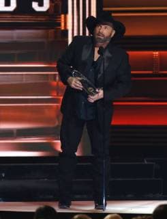 Garth Brooks win Entertainer of the Year at the 51st Annual Country Music Association Awards on November 8, 2017 at the Bridgestone Arena in Nashville.  NAS20171108332 JOHNxSOMMERSxII