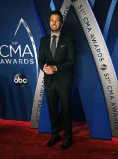 Luke Bryan arrives for the 51st Annual Country Music Association Awards on November 8, 2017 at the Bridgestone Arena in Nashville.  NAS20171108351 JOHNxSOMMERSxII