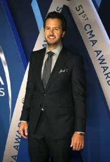 Luke Bryan arrives for the 51st Annual Country Music Association Awards on November 8, 2017 at the Bridgestone Arena in Nashville.  NAS20171108352 JOHNxSOMMERSxII