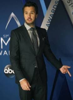 Luke Bryan arrives for the 51st Annual Country Music Association Awards on November 8, 2017 at the Bridgestone Arena in Nashville.  NAS20171108355 JOHNxSOMMERSxII