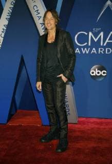 Keith Urban arrives for the 51st Annual Country Music Association Awards on November 8, 2017 at the Bridgestone Arena in Nashville.  NAS20171108358 JOHNxSOMMERSxII