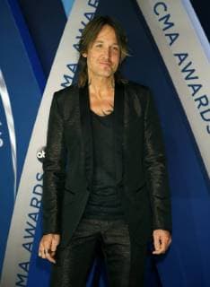 Keith Urban arrives for the 51st Annual Country Music Association Awards on November 8, 2017 at the Bridgestone Arena in Nashville.  NAS20171108359 JOHNxSOMMERSxII
