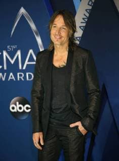 Keith Urban arrives for the 51st Annual Country Music Association Awards on November 8, 2017 at the Bridgestone Arena in Nashville.  NAS20171108361 JOHNxSOMMERSxII