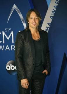 Keith Urban arrives for the 51st Annual Country Music Association Awards on November 8, 2017 at the Bridgestone Arena in Nashville.  NAS20171108362 JOHNxSOMMERSxII