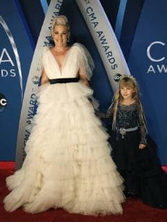 Pink and her daughter Willow arrive for the 51st Annual Country Music Association Awards on November 8, 2017 at the Bridgestone Arena in Nashville.  NAS20171108376 JOHNxSOMMERSxII