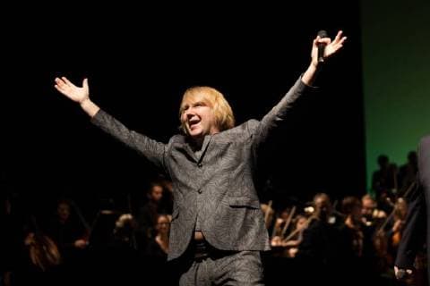 Bilder des Tages Die Leipziger A-Capella und Popgruppe Die Prinzen (Sebastian Krumbiegel, Tobias Künzel, Jens Sembner, Henri Schmidt, Wolfgang Lenk) spielen am 9. November 2017 ein umjubeltes Konzert in der Leipziger Oper. Zusammen mit dem Gewandhausorchester unter der Leitung von Ulf Schirmer und dem Chor der Leipziger Oper wird ein Querschnitt durch das Schaffen der Band gegeben. Am 10. November 2017 spielt man ein zweites Konzert, das ebenfalls ausverkauft ist. Beide bilden den Auftakt einer Konzertreihe mit der Musikalischen Komödie im Februar und März 2018, welche die Band durch die großen Konzerthäuser Deutschlands führt. *** the Leipzig a Capella and Pop group the Prince Sebastian Krumbiegel Tobias Künzel Jens Sembner Henri Schmidt Wolfgang Lenk Play at 9 November 2017 a Umjubeltes Concert in the Leipzig Opera together with the Gewandhaus Or
