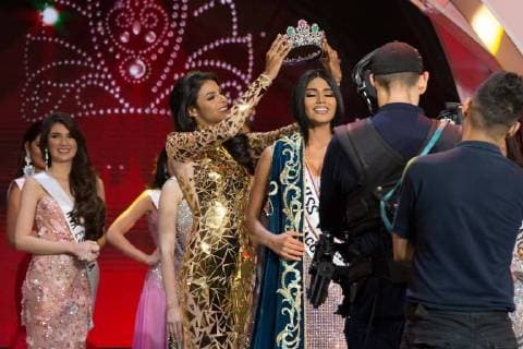 Sthefany Gutierrez (C), representative of Delta Amacuro State, is crowned as the queen of the national beauty pageant Miss Venezuela, in Caracas, Venezuela, 9 November 2017. Sthefany Gutierrez wins Miss Venezuela 2017 !ACHTUNG: NUR REDAKTIONELLE NUTZUNG!  Copyright: xNathaliexSayagox CAR002 20171110-636458912166275859