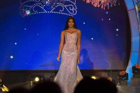 Sthefany Gutierrez (C), representative of Delta Amacuro State, walks wearing a evening dress before being crowned as the queen of the national beauty pageant Miss Venezuela, in Caracas, Venezuela, 9 November 2017. Sthefany Gutierrez wins Miss Venezuela 2017 !ACHTUNG: NUR REDAKTIONELLE NUTZUNG!  Copyright: xNathaliexSayagox CAR002 20171110-636458915327459859
