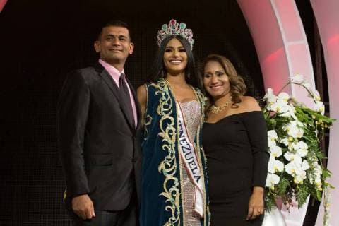 Sthefany Gutierrez (C), representative of Delta Amacuro State, poses for pictures with her parents after being crowned as the queen of the national beauty pageant Miss Venezuela, in Caracas, Venezuela, 9 November 2017. Sthefany Gutierrez wins Miss Venezuela 2017 !ACHTUNG: NUR REDAKTIONELLE NUTZUNG!  Copyright: xNathaliexSayagox CAR002 20171110-636458917857311859