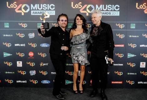 Bilder des Tages Singer Bono (L) and bass Adam Clayton of the Irish band U2 pose with Spanish actress Penelope Cruz after receiving the Best Tour Golden Award for The Joshua Tree Tour 2017 at the Los40 Music Awards celebrated at the Sports Palace in Madrid, Spain, 10 November 2017. Los 40 Music Awards in Madrid !ACHTUNG: NUR REDAKTIONELLE NUTZUNG!  Copyright: xEmilioxNaranjox MAD003 20171110-636459544008073184