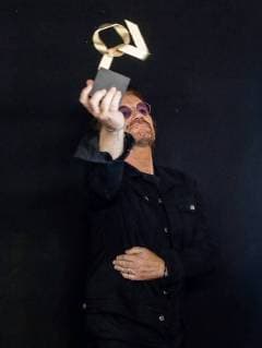 Singer Bono of the Irish band U2 poses with the Best Tour Golden Award for The Joshua Tree Tour 2017 at the Los40 Music Awards celebrated at the Sports Palace in Madrid, Spain, 10 November 2017. Los 40 Music Awards in Madrid !ACHTUNG: NUR REDAKTIONELLE NUTZUNG!  Copyright: xEmilioxNaranjox MAD006 20171110-636459544050505184