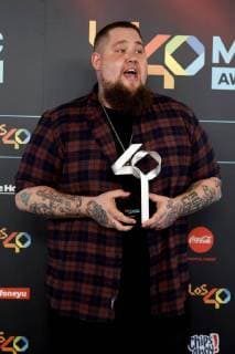 Bilder des Tages British singer Rag N Bone Man poses with the Best New International Artist Award after the Los40 Music Awards celebrated at the Sports Palace in Madrid, Spain, 10 November 2017. Los 40 Music Awards in Madrid !ACHTUNG: NUR REDAKTIONELLE NUTZUNG!  Copyright: xEmilioxNaranjox MAD008 20171110-636459549024877184