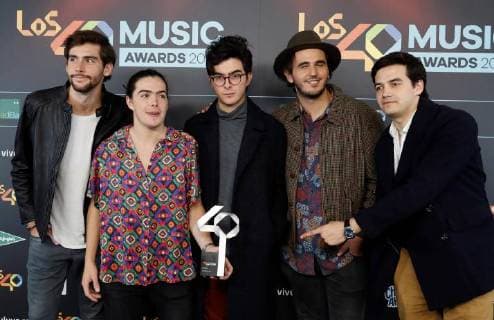 The group Alvaro Soler y Morat pose with the Best Nationa Song Award after the Los40 Music Awards celebrated at the Sports Palace in Madrid, Spain, 10 November 2017. Los 40 Music Awards in Madrid !ACHTUNG: NUR REDAKTIONELLE NUTZUNG!  Copyright: xEmilioxNaranjox MAD009 20171110-636459549656989184