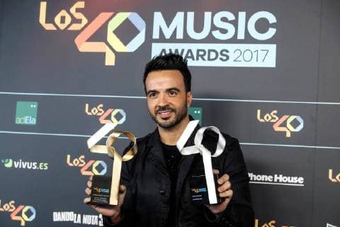 Bilder des Tages Puerto Rican singer Luis Fonsi poses with the Best International Song of the Year Award for Despacito after the Los40 Music Awards celebrated at the Sports Palace in Madrid, Spain, 10 November 2017. Los 40 Music Awards in Madrid !ACHTUNG: NUR REDAKTIONELLE NUTZUNG!  Copyright: xEmilioxNaranjox MAD010 20171110-636459550291753184