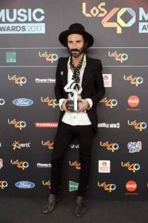 Spanish singer Leiva poses with the Best National Music Video Award after the Los40 Music Awards celebrated at the Sports Palace in Madrid, Spain, 10 November 2017. Los 40 Music Awards in Madrid !ACHTUNG: NUR REDAKTIONELLE NUTZUNG!  Copyright: xEmilioxNaranjox MAD012 20171110-636459551578909184
