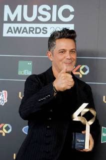 Spanish singer Alejandro Sanz poses with the Golden Award 2017 after the Los40 Music Awards celebrated at the Sports Palace in Madrid, Spain, 10 November 2017. Los 40 Music Awards in Madrid !ACHTUNG: NUR REDAKTIONELLE NUTZUNG!  Copyright: xEmilioxNaranjox MAD014 20171110-636459551608861184