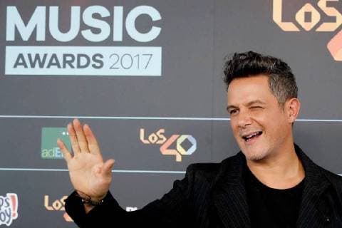 Spanish singer Alejandro Sanz poses with the Golden Award 2017 after the Los40 Music Awards celebrated at the Sports Palace in Madrid, Spain, 10 November 2017. Los 40 Music Awards in Madrid !ACHTUNG: NUR REDAKTIONELLE NUTZUNG!  Copyright: xEmilioxNaranjox MAD015 20171110-636459551621029184