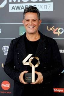 Spanish singer Alejandro Sanz poses with the Golden Award 2017 after the Los40 Music Awards celebrated at the Sports Palace in Madrid, Spain, 10 November 2017. Los 40 Music Awards in Madrid !ACHTUNG: NUR REDAKTIONELLE NUTZUNG!  Copyright: xEmilioxNaranjox MAD016 20171111-636459552239101184