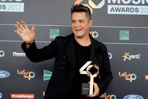 Spanish singer Alejandro Sanz poses with the Golden Award 2017 after the Los40 Music Awards celebrated at the Sports Palace in Madrid, Spain, 10 November 2017. Los 40 Music Awards in Madrid !ACHTUNG: NUR REDAKTIONELLE NUTZUNG!  Copyright: xEmilioxNaranjox MAD018 20171111-636459552267337184