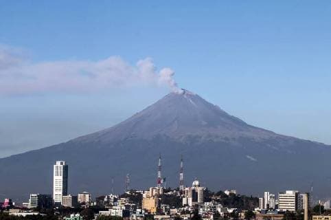 Bilder des Tages (171111) -- PUEBLA, Nov. 11, 2017 -- An ash column rises from the crater of the Popocatepetl Volcano, in Puebla State, Mexico, on Nov. 10, 2017. The Popocatepetl volcano spewed ash about 3 kilometers high above the volcano s crater, according to the Mexican government. Str) (ma) (da) (zcc) MEXICO-PUEBLA-ENVIRONMENT-VOLCANO e STR 